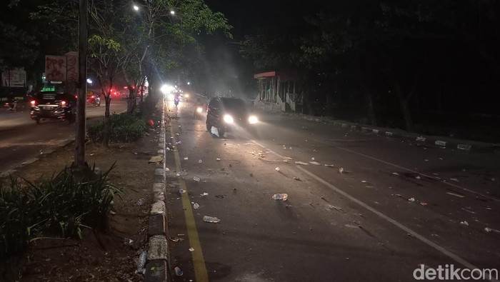 Kondisi Jalan Urip Sumoharjo, Makassar setelah mahasiswa UMI demo harga BBM membubarkan diri.