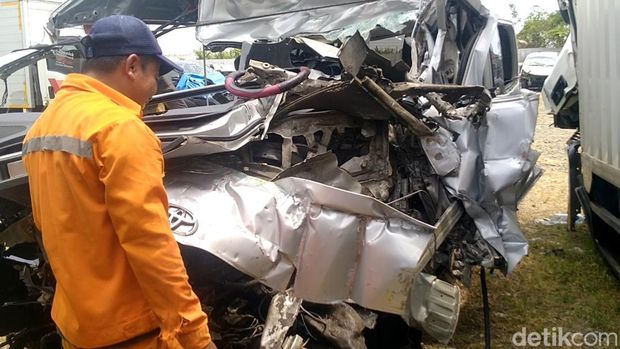 Kondisi minibus yang kecelakaan di Tol Batang, Senin (5/9/2022).