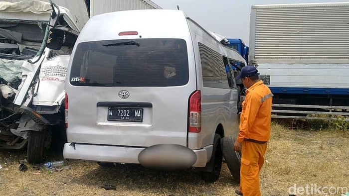 Kondisi minibus yang kecelakaan di Tol Batang, Senin (5/9/2022).