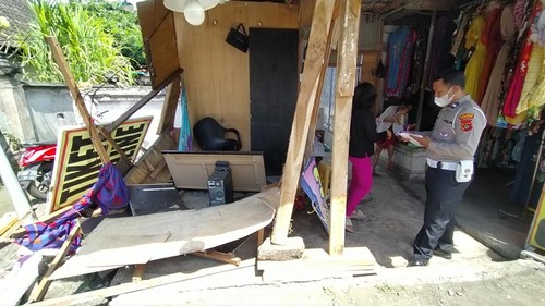 Konter penjualan tiket penyeberangan hancur setelah diseruduk mobil pikap DK 8733 HB yang mengalami kecelakaan tunggal di Jalan Denpasar-Gilimanuk, Jembrana, Senin (5/9/2022).