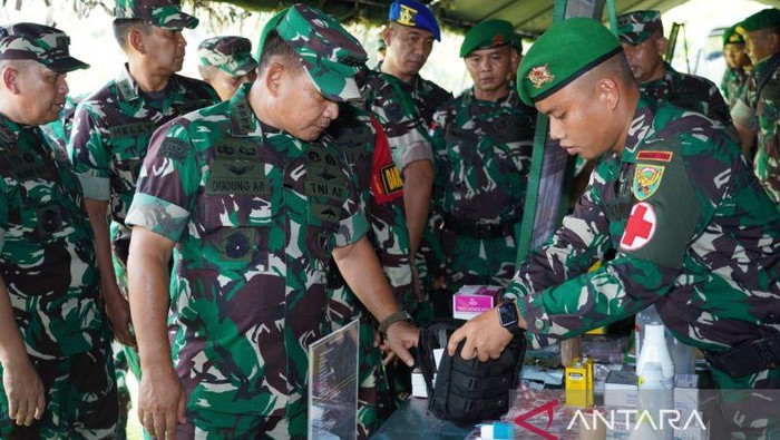KSAD Jenderal TNI Dudung Abdurachman mengecek personel akan bertugas sebagai Satuan Tugas Pengamanan Perbatasan RI-Papua Nugini (PNG) Sektor Utara.