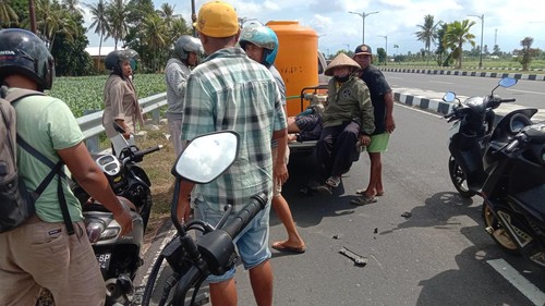 Pemotor di Lombok Barat tabrak mobil penyiram tanaman di jalan Bypass BIL II Gerung-Mataram, Senin (5/9/2022) sekitar pukul 10.14 Wita.