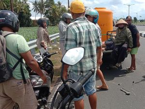 Scoopy Ringsek Tabrak Mobil Penyiram Tanaman, Korban Tak Sadar