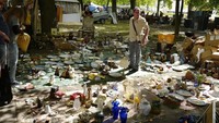 Seorang pengunjung berdiri di hamparan barang bekas di pasar loak tersebut. Pasar loak Lille menjadi tuan rumah bagi 10.000 vendor barang bekas.  
