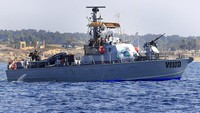 Prajurit Israel hanya memantau dari atas kapal patroli saat dikepung demonstran. Demonstrasi tersebut bertepatan dengan rencana kedatangan delegasi AS yang akan menengahi konflik perbatasan laut Israel-Lebanon. 