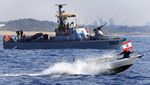 Woww.. Demonstran Ini Berani Hadang Kapal Perang Israel