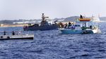 Woww.. Demonstran Ini Berani Hadang Kapal Perang Israel