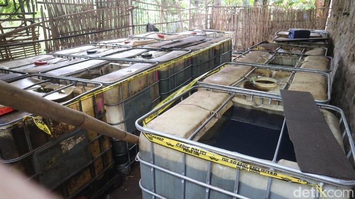 Lokasi gudang penimbunan BBM solar ilegal di Desa Bae, Kecamatan Bae, Kudus, Senin (5/9/2022). Kasus ini menyeret seorang ASN Pemkab Kudus.