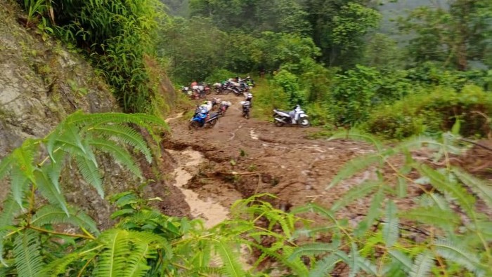 Kondisi jalan utama ke Desa Leppangeng, Kabupaten Sidrap yang tertimbun matrial longsor.