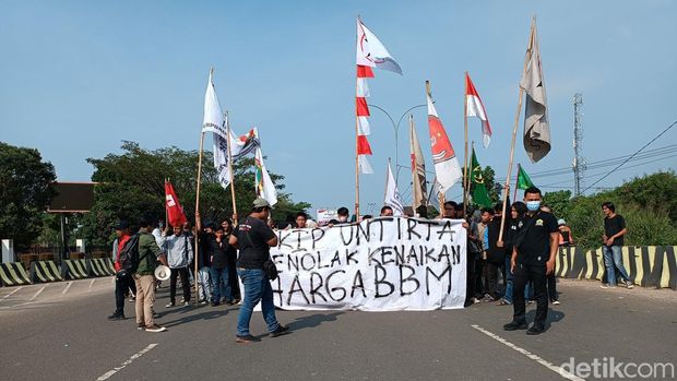 Mahasiswa Banten dari berbagai aliansi organisasi melakukan demonstrasi di depan gedung DPRD Banten. Mereka menolak kenaikan harga BBM. (Bahtiar/detikcom)