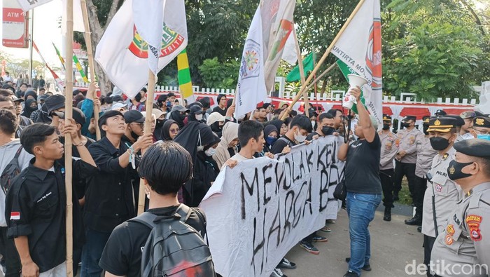Mahasiswa Banten dari berbagai aliansi organisasi melakukan demonstrasi di depan gedung DPRD Banten. Mereka menolak kenaikan harga BBM. (Bahtiar/detikcom)
