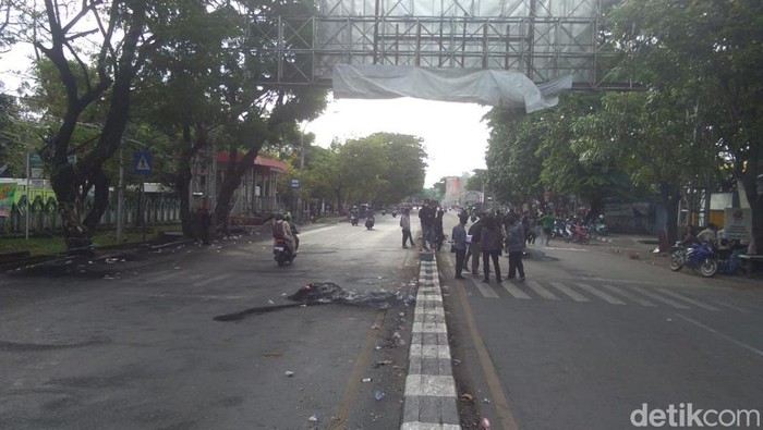 Mahasiswa demo di depan Kampus I UIN Alauddin Makassar sudah membubarkan diri.