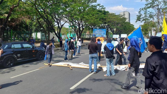 Mahasiswa UMI Makassar menutup salah satu jalur di jalan Urip Sumoharjo saat aksi menolak kenaikan BBM.