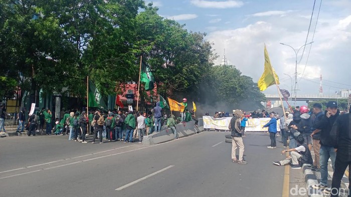 Mahasiswa Makassar demo harga BBM menutup jalan di depan Gedung DPRD Sulsel.