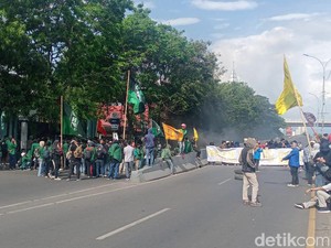 Mahasiswa Demo Harga BBM Mulai Padati Gedung DPRD Sulsel, Fly Over Ditutup