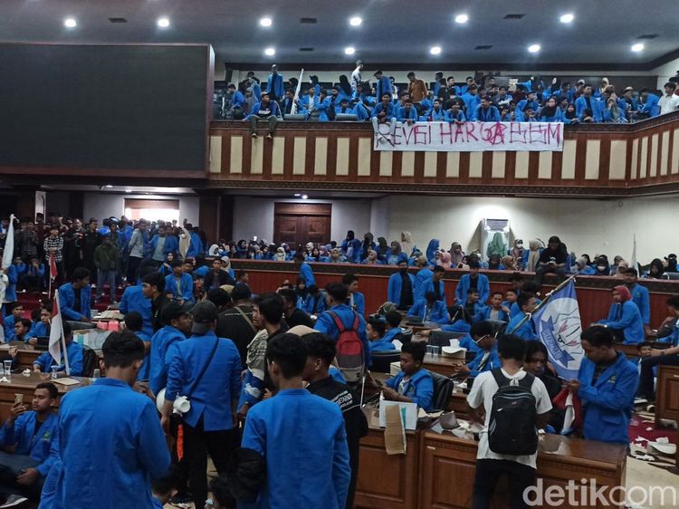 5 Potret Aksi Mahasiswa Kuasai Ruang Paripurna DPR Aceh