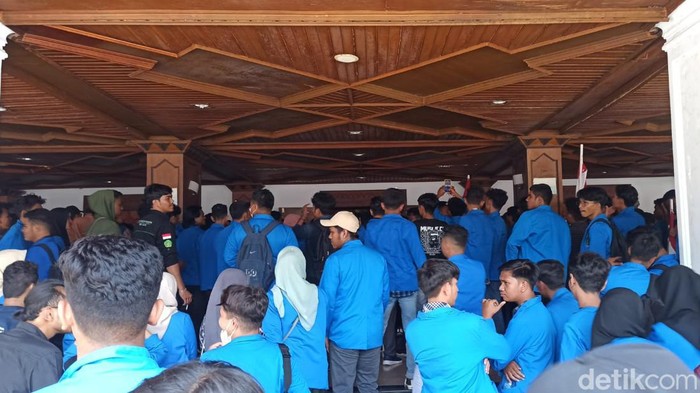 Mahasiswa UIN Ar-raniry saat akan memasuki gedung DPR Aceh. Massa mendatangi gedung dewan untuk menyampaikan aspirasi dan penolakan atas kebijakan kenaikan harga BBM bersubsidi (Agus Setyadi/detikSumut)