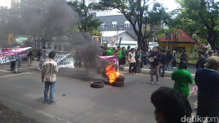 Mahasiswa UIN Makassar demo menolak kenaikan harga BBM dengan menutup Jalan Sultan Alauddin. (Andis/detikSulsel)