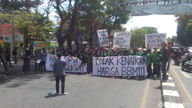 Mahasiswa UIN Makassar demo menolak kenaikan harga BBM dengan menutup Jalan Sultan Alauddin. (Andis/detikSulsel)