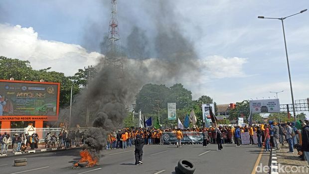 Mahasiswa UNM demo menolak kenaikan harga BBM di Jalan AP Pettarani, Makassar. (Isti/detikSulsel)