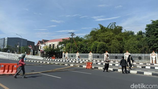 Mahasiswa UNM demo menolak kenaikan harga BBM di Jalan AP Pettarani, Makassar. (Isti/detikSulsel)
