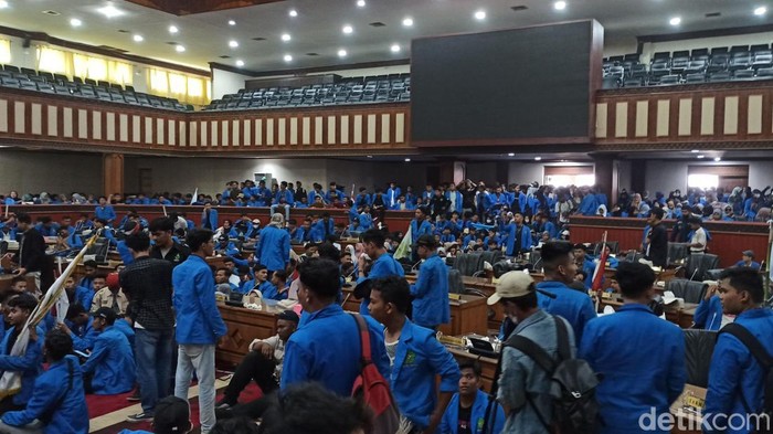 Mahasiswa menguasai ruang sidang paripurna DPRA.  (Agus Setyadi/detikSumut)
