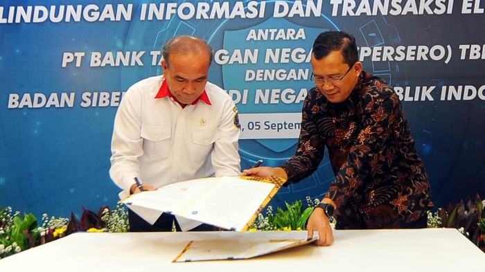Maksimalkan Proteksi Transaksi Digital Direktur Utama PT Bank Tabungan Negara (Persero) Tbk. Haru Koesmahargyo (kedua kanan) didampingi Direktur IT & Digital Bank BTN Andi Nirwoto (kanan) menunjukkan naskah Nota Kesepahaman bersama Kepala BSSN Letnan Jenderal TNI (Purn) Hinsa Siburian (kedua kiri) dan Deputi Bidang Strategi dan Kebijakan Keamanan Siber dan Sandi Inspektur Jenderal Polisi Dono Indarto di Jakarta, Senin (5/9). Melalui kemitraan tersebut, Bank BTN meningkatkan keamanan sistem dan transaksi digital perseroan. Bank BTN juga membuka peluang kemitraan dalam rangka penyediaan jasa layanan perbankan bagi BSSN dan karyawannya.