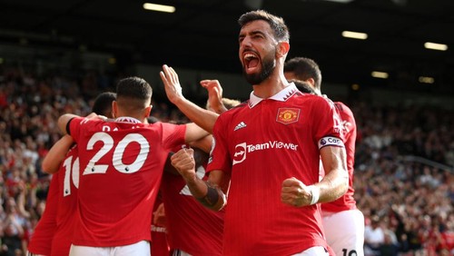 MANCHESTER, ENGLAND - SEPTEMBER 04:  Bruno Fernandes of Manchester United celebrates after Antony of Manchester United scores their sides first goal during the Premier League match between Manchester United and Arsenal FC at Old Trafford on September 04, 2022 in Manchester, England. (Photo by Shaun Botterill/Getty Images)
