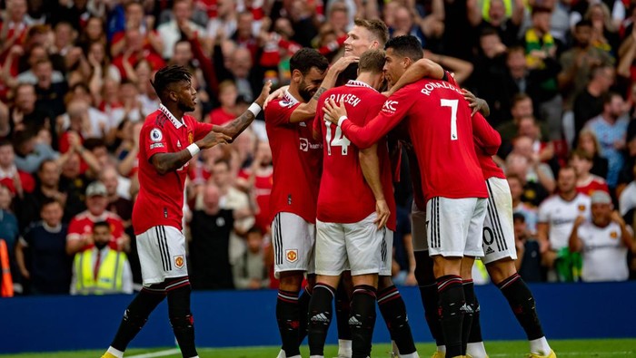 MANCHESTER, ENGLAND - SEPTEMBER 04:   Marcus Rashford of Manchester United celebrates scoring a goal with team-mates during  the Premier League match between Manchester United and Arsenal FC at Old Trafford on September 4, 2022 in Manchester, United Kingdom. (Photo by Ash Donelon/Manchester United via Getty Images)
