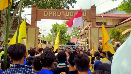 Massa aksi dari berbagai elemen dan kelompok mahasiswa menggelar demonstrasi penolakan kenaikan harga BBM di depan kantor DPRD Dompu, Senin (5/9/2022)