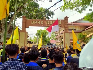 Didesak Mahasiswa, DPRD-Wakil Bupati Dompu Tolak Kenaikan Harga BBM