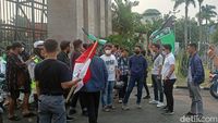 Demo Tolak Kenaikan Harga BBM, Massa Mulai Berdatangan Ke Depan Gedung DPR