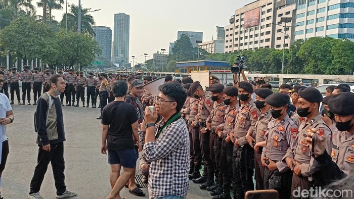 Massa aksi demonstrasi penolakan kenaikan BBM di gedung DPR/MPR RI, Jakarta, sempat menyinggung kasus eks Kadiv Propam Polri, Irjen Ferdy Sambo (Adrial Akbar/detikcom)