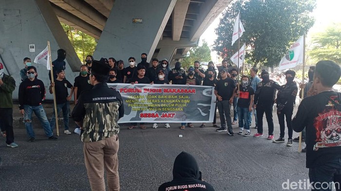 massa aksi unjuk rasa menolak kenaikan harga BBM mulai mendatangi Fly Over, Jalan Urip Sumoharjo, Makassar, Sulawesi Selatan (Sulsel). Massa yang datang langsung membakar ban di persimpangan Fly Over.