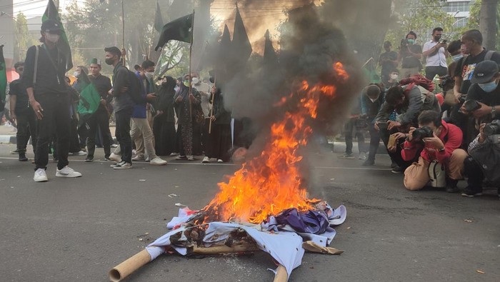 Massa bakar keranda mayat di dekat Patung Kuda (Rizky-detikcom)