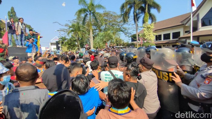 Massa mahasiswa dan polisi sempat saling dorong dalam demo di depan Gedung DPRD Kabupaten Ciamis.
