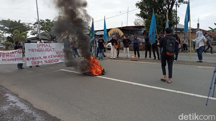 Massa menggelar demo menolak kenaikan harga BBM di Palopo