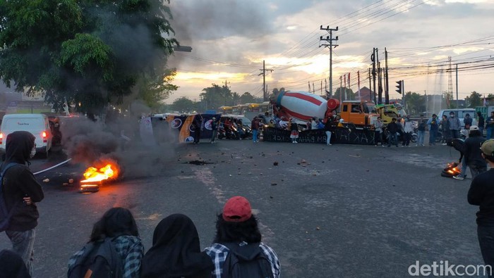 Massa menutup jalan depan kampus Unhas Makassar