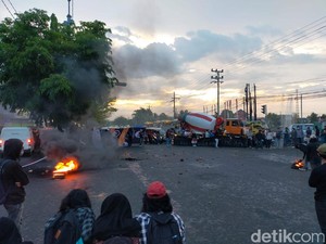Mahasiswa di Depan Kampus Unhas Bertahan hingga Malam, Jalan Perintis Ditutup