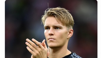 Akun resmi Arsenal menulis kita tetap bersama. Terima kasih atas dukungan kalian hari ini. Foto: Twitter
