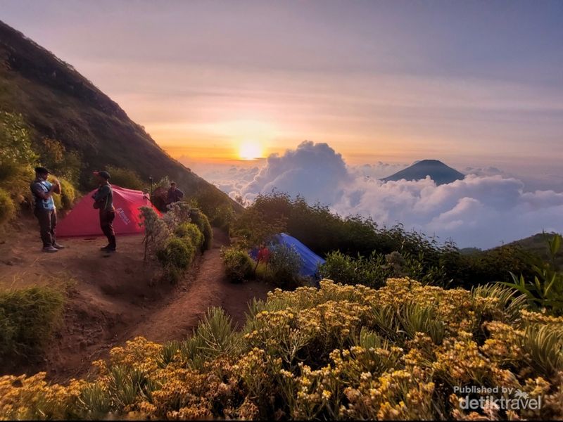 Gunung sindoro diselimuti awan