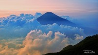 Langit senja lautan awan dan gagahnya Gunung Sindoro