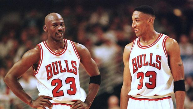 Michael Jordan (L) and Scottie Pippen (R) of the Chicago Bulls talk during the final minutes of their game 22 May in the NBA Eastern Conference finals aainst the Miami Heat at the United Center in Chicago, Illinois. The Bulls won the game 75-68 to lead the series 2-0.   AFP PHOTO/VINCENT LAFORET (Photo by VINCENT LAFORET / AFP)        (Photo credit should read VINCENT LAFORET/AFP via Getty Images)