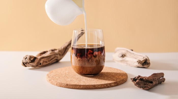 Minum Kopi Pakai Tambahan Krimer, Apakah Aman Bagi Kesehatan?