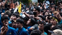 Beberapa kali aksi kembali kondusif, lalu sesekali memanas.