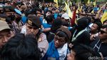 Momen Demo Tolak Kenaikan BBM Memanas di Patung Kuda