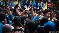 Massa membubarkan diri sekitar pukul 17.20 WIB.
