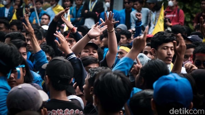 Massa beratribut PMII menggelar demonstrasi memprotes kenaikan harga BBM di Patung Kuda, Jalan Merdeka Barat, Jakpus. Massa menjebol kawat berduri lalu dorong-dorongan dengan polisi.