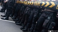 Aksi ini mendapat penjagaan dari aparat kepolisian.