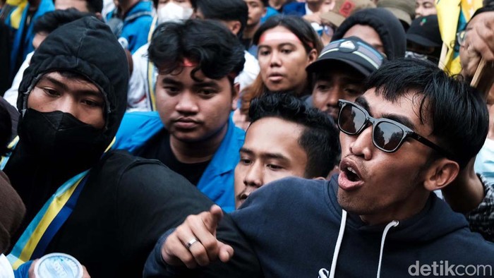 Momen Demo Tolak Kenaikan BBM di Patung Kuda Sempat Memanas Massa beratribut PMII menggelar demonstrasi memprotes kenaikan harga BBM di Patung Kuda, Jalan Merdeka Barat, Jakpus. Massa menjebol kawat berduri lalu dorong-dorongan dengan polisi.